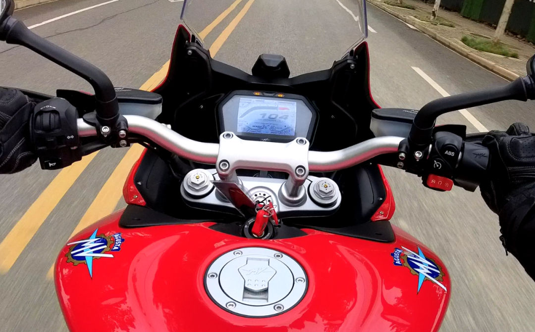 MV Agusta Turismo Veloce 800试驾，抄底的时候到了