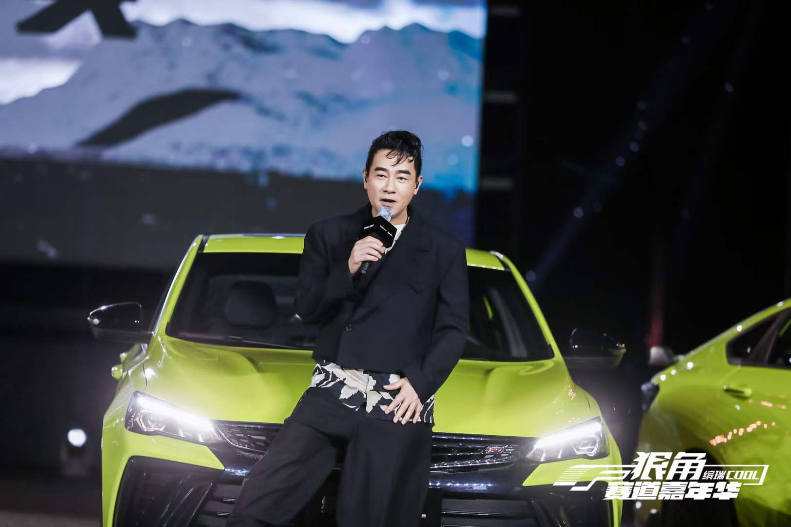 给他一首歌的时间就能燃爆整个舞台这是属于狠角们的耍狠时刻