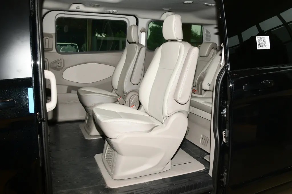 实用的中型MPV，配203马力+大7座，轴距2933mm，详解福特途睿欧