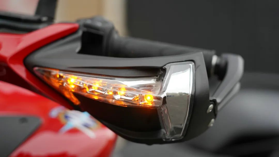 MV Agusta Turismo Veloce 800试驾，抄底的时候到了