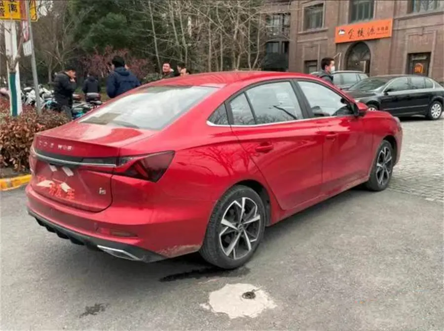 新款荣威i5实车曝光,换装新前脸造型,尺寸大一圈