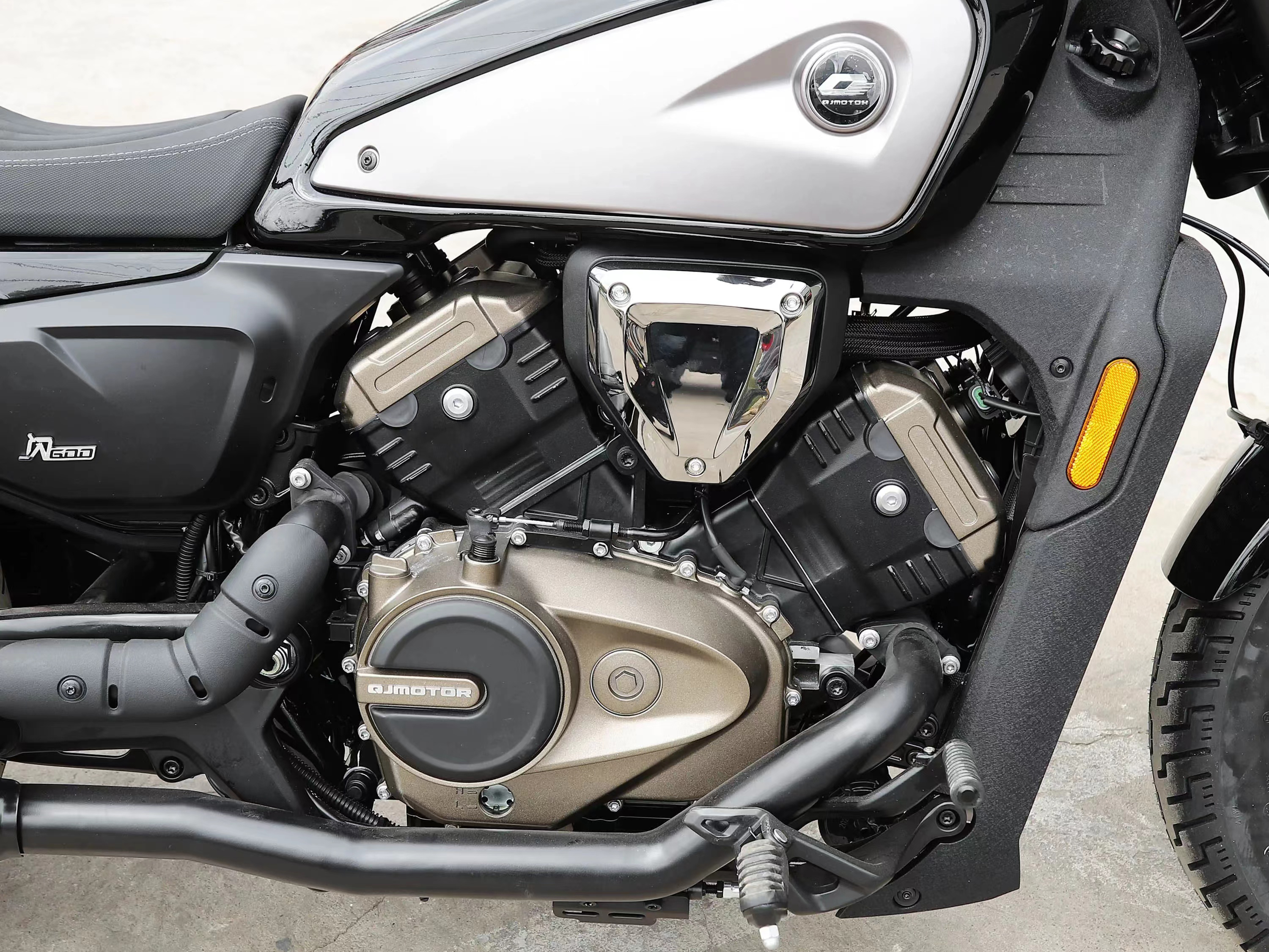 QJMOTOR 闪600-V4发动机的巡航车！