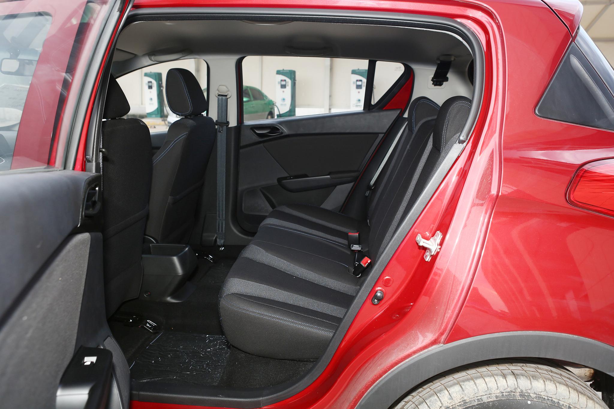 价钱便宜又省油的大5座代步车,空间很实用停车便捷,实拍宝骏310