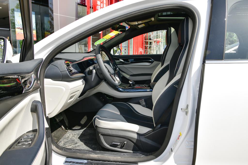 茂名万顺石化比亚迪王朝店秦PLUSEV热销中