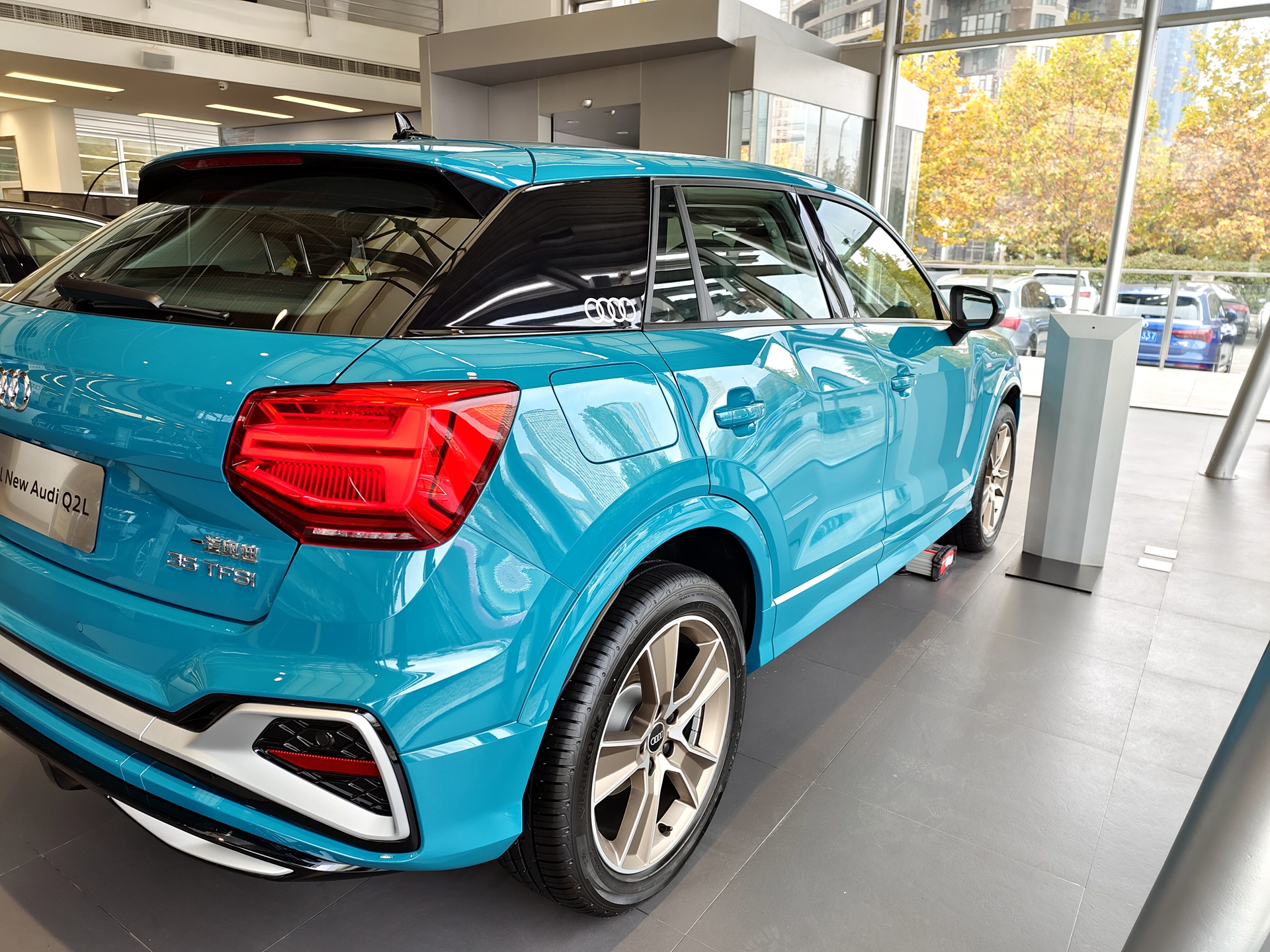 家族最便宜suv 奥迪q2l到店实拍 运动感十足