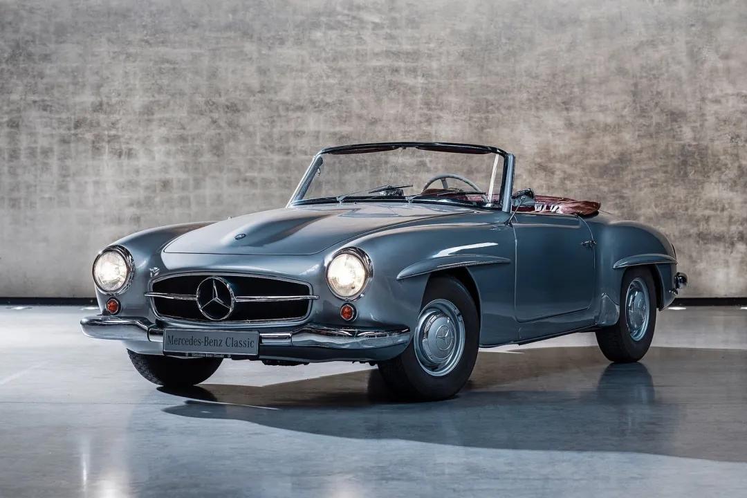 这款奔驰四座轿跑采用跑车平台、V8发动机，性能堪比法拉利