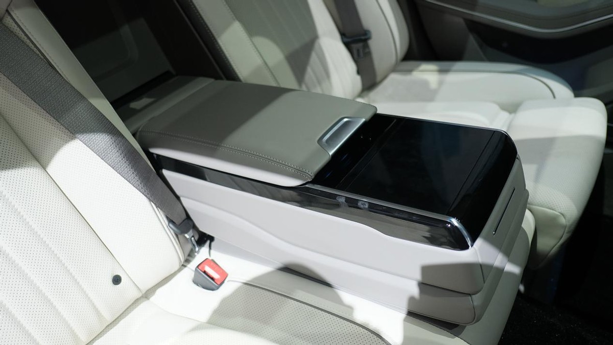 从变化看格局 实拍新款红旗H9