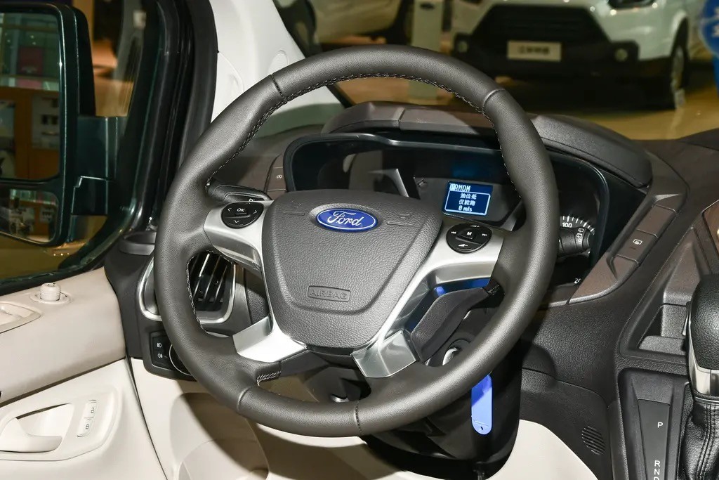 实用的中型MPV，配203马力+大7座，轴距2933mm，详解福特途睿欧