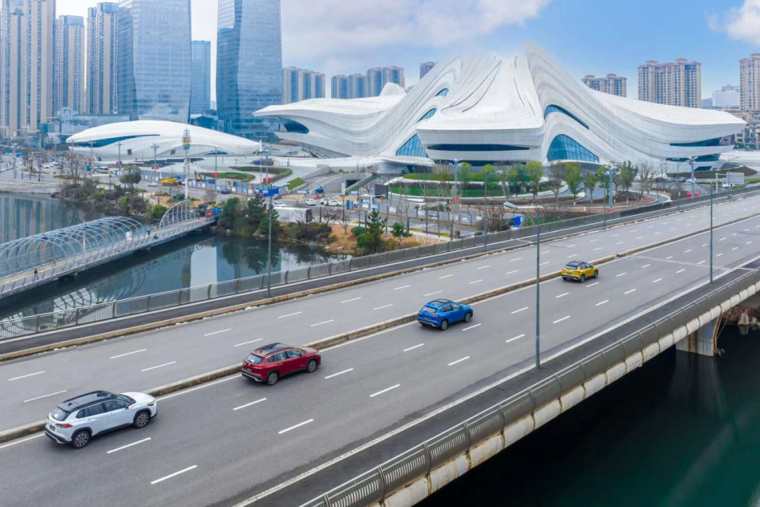 小巧好开还能装，有12万起步的丰田锋兰达，还要啥摩托车？