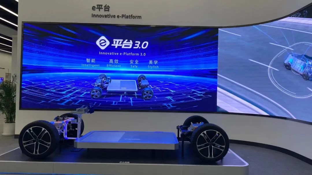 一年涨三倍破300元，成中国汽车第一股！比亚迪，凭啥这么牛？
