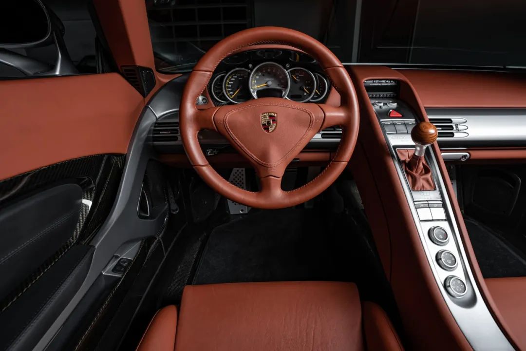 突破历史最高成交纪录！！2005年保时捷Carrera GT以200万美元成交