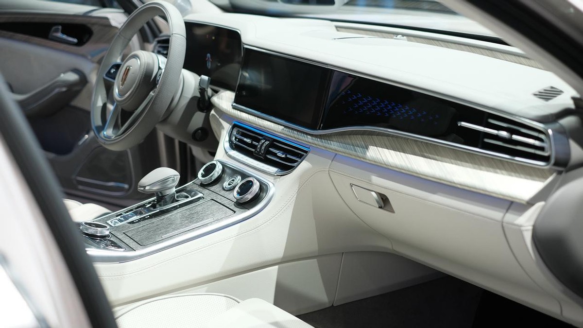 从变化看格局 实拍新款红旗H9