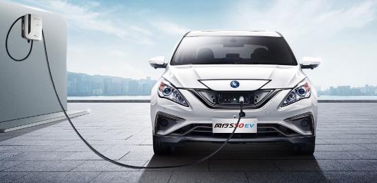 不用月薪过万也能开的新能源车 风行S50EV值得选择