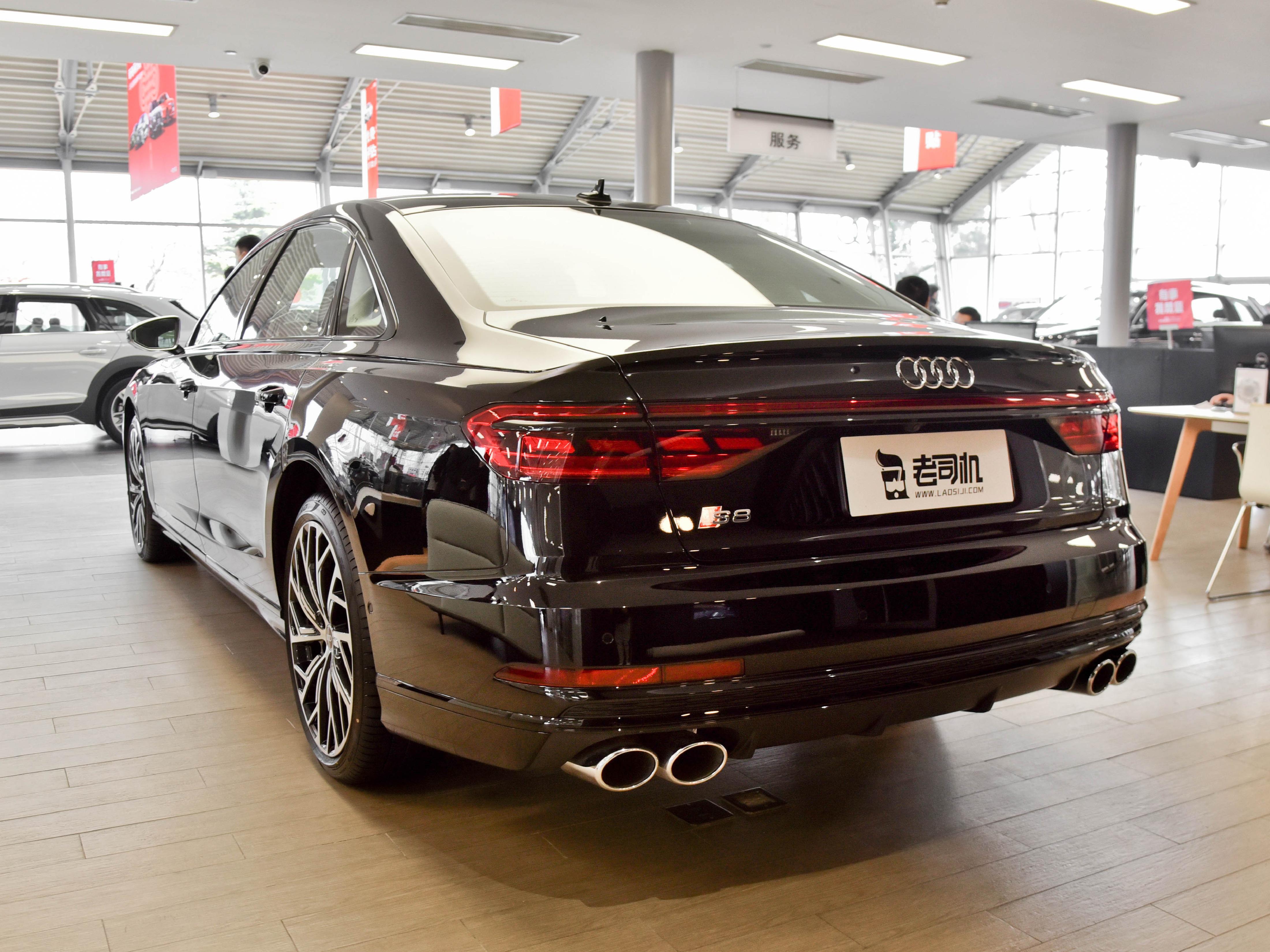 老板的豪华旗舰轿车，司机竟靠它的大V8和四驱下赛道？实拍奥迪S8