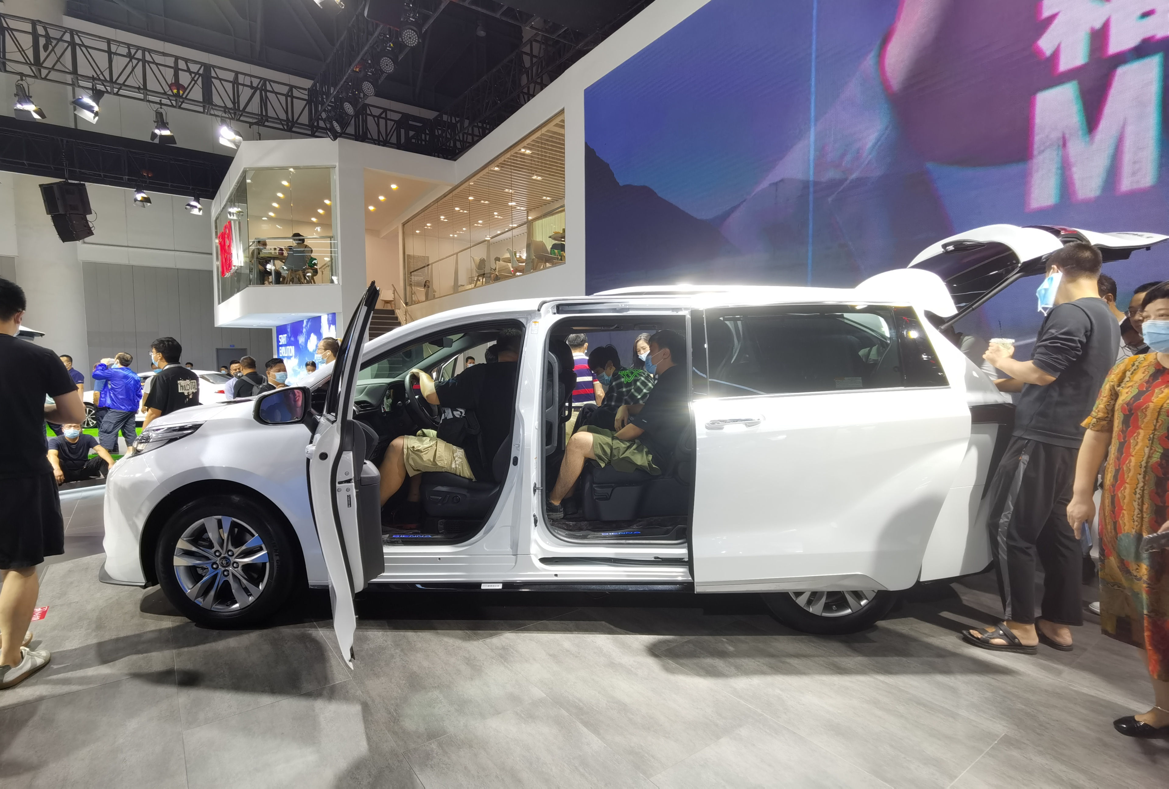 广汽丰田全新赛那亮相成都车展 GL8、奥德赛紧张了吗？