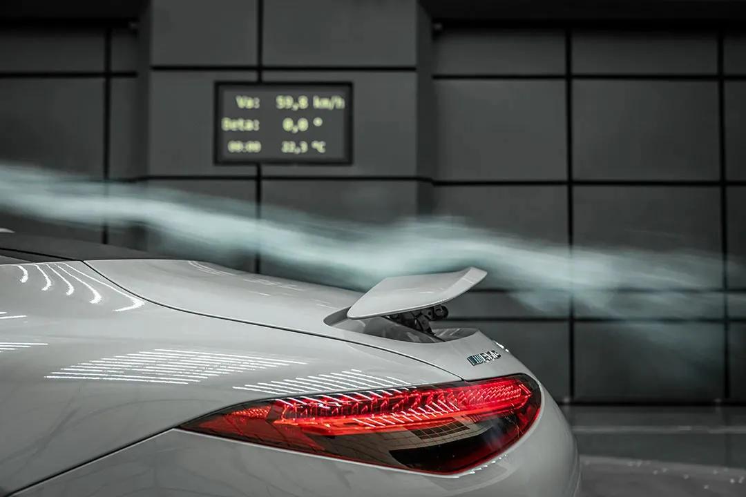 这款奔驰四座轿跑采用跑车平台、V8发动机，性能堪比法拉利