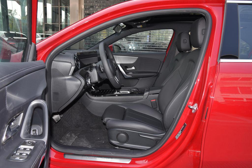 惊喜福利到, 汕头奔驰A级购车优惠40000元, 期待您的光临