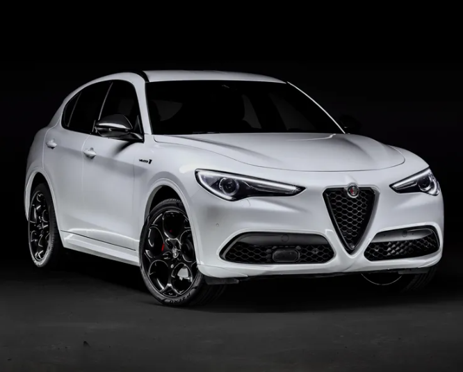 作为竞速版车型,两部车的外观都经过了运动化的升级,增加了大量碳纤维