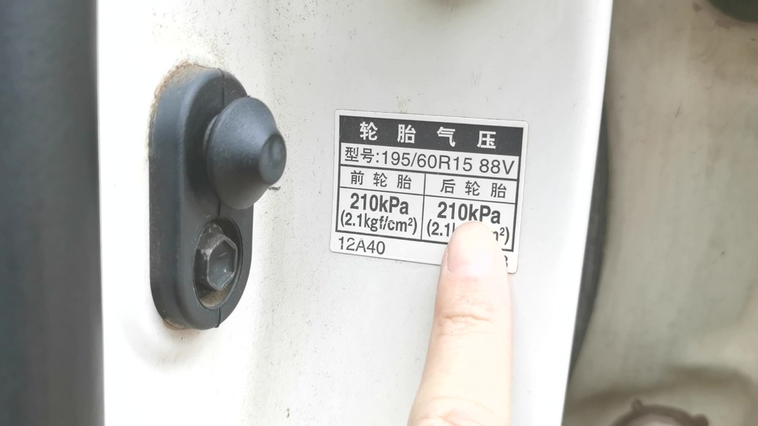 夏季汽車輪胎容易爆，到底是因為胎壓不足，還是胎壓過高？