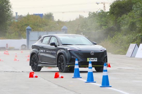 价格不超15万，高级档次却不输同级合资，试驾2022款长安UNI-T