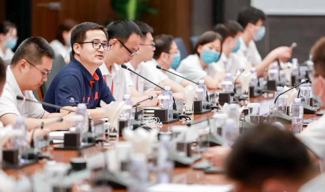 一年涨三倍破300元，成中国汽车第一股！比亚迪，凭啥这么牛？