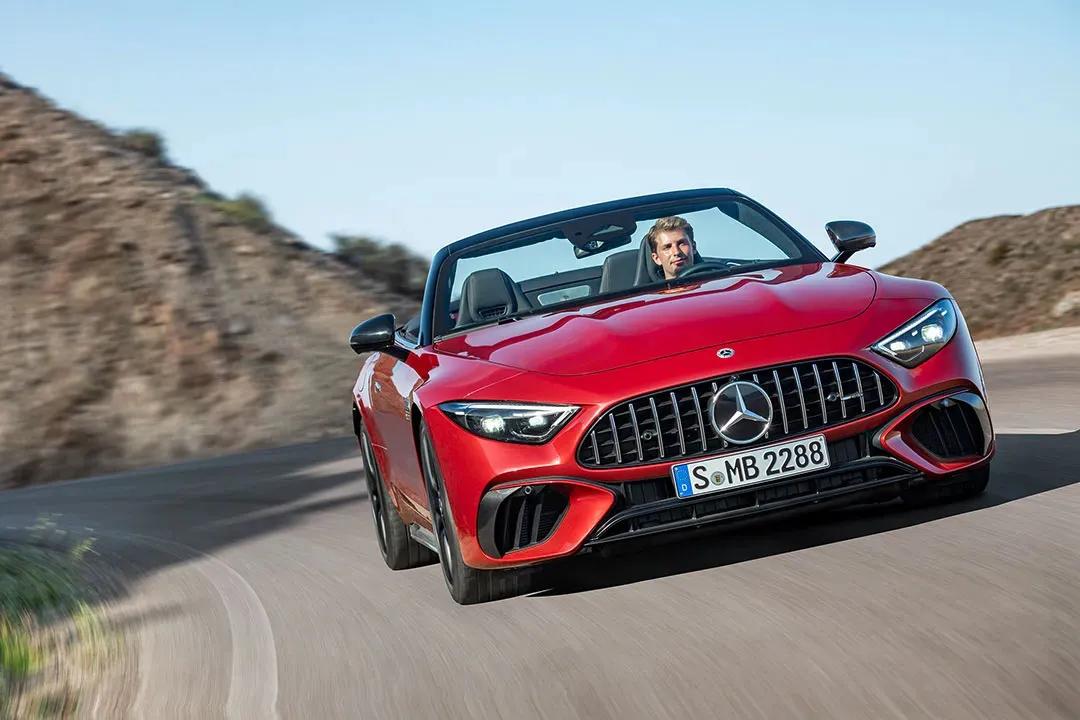 这款奔驰四座轿跑采用跑车平台、V8发动机，性能堪比法拉利