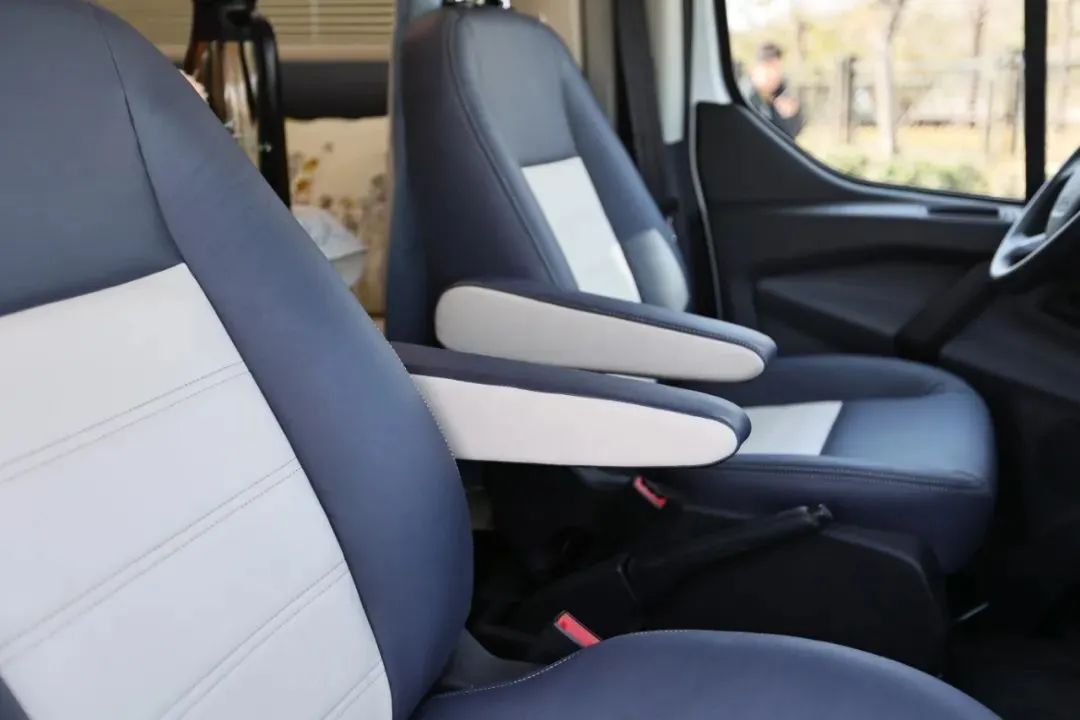 神汽领航02 福特新全顺底盘 高性价比 纵置子母床 提供丰富选装项目