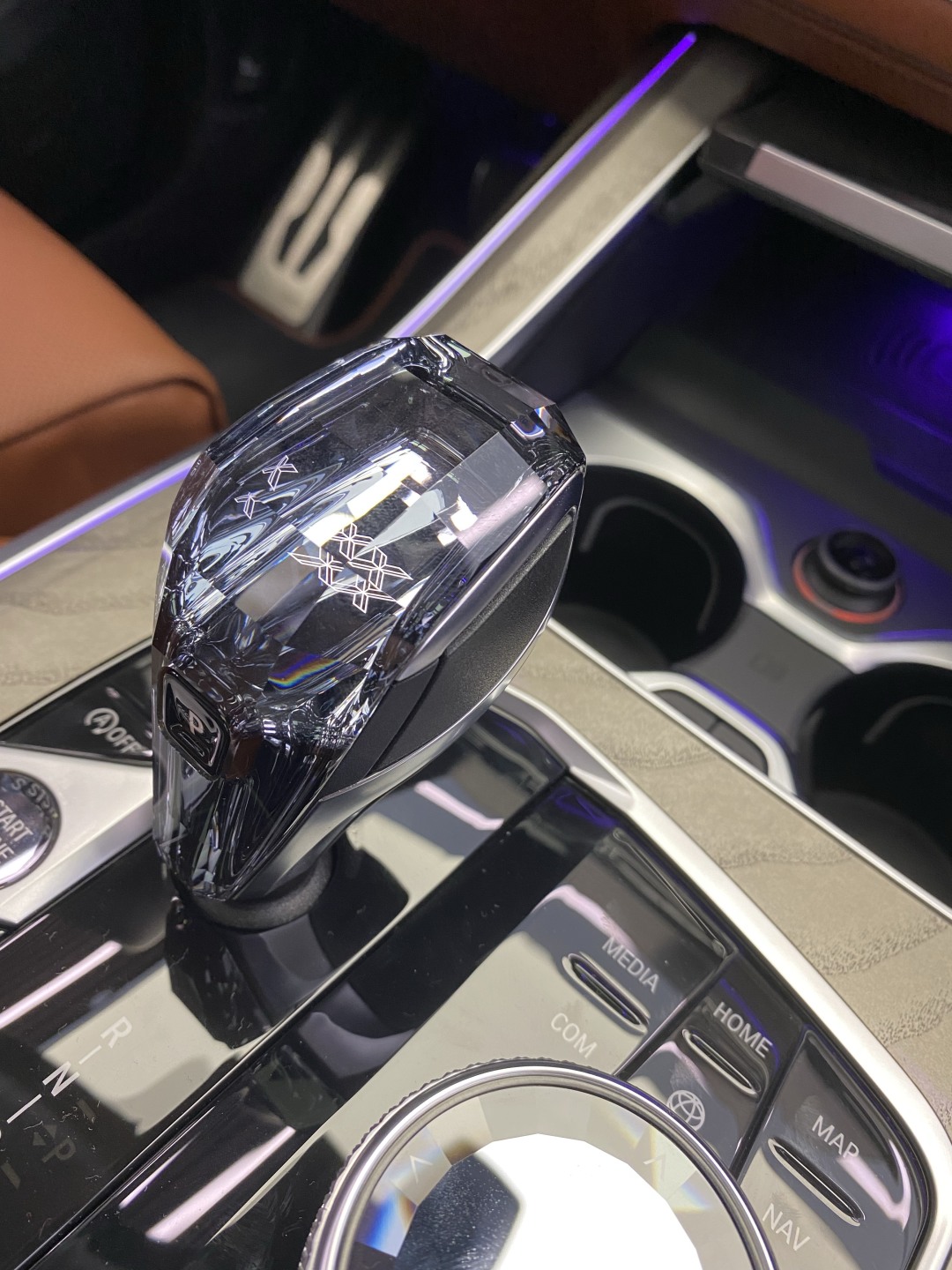 材料工程师评静态BMW X7：百万级宝马不该有槽点｜潘工车记