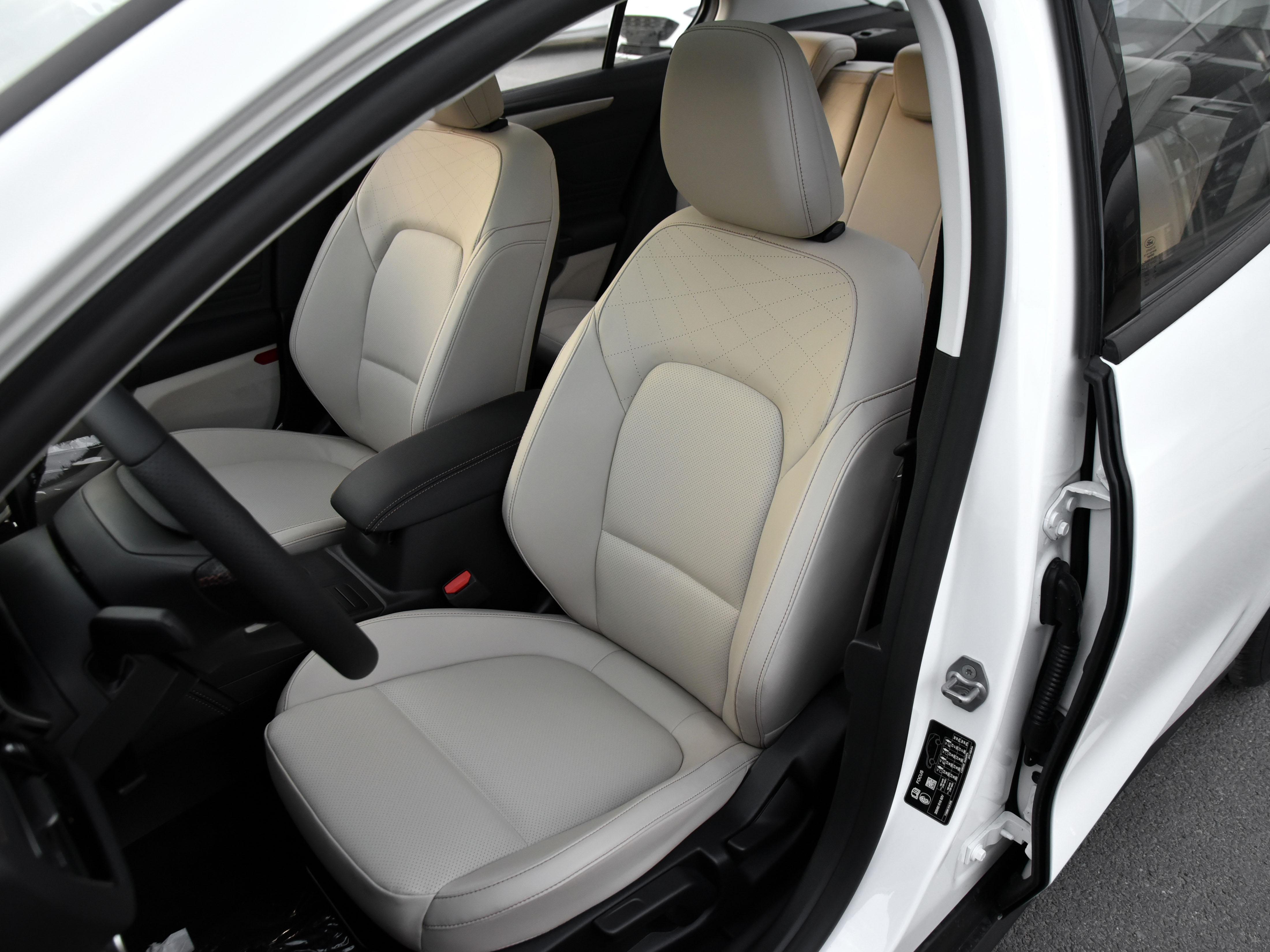 5l油耗,实拍福特福克斯