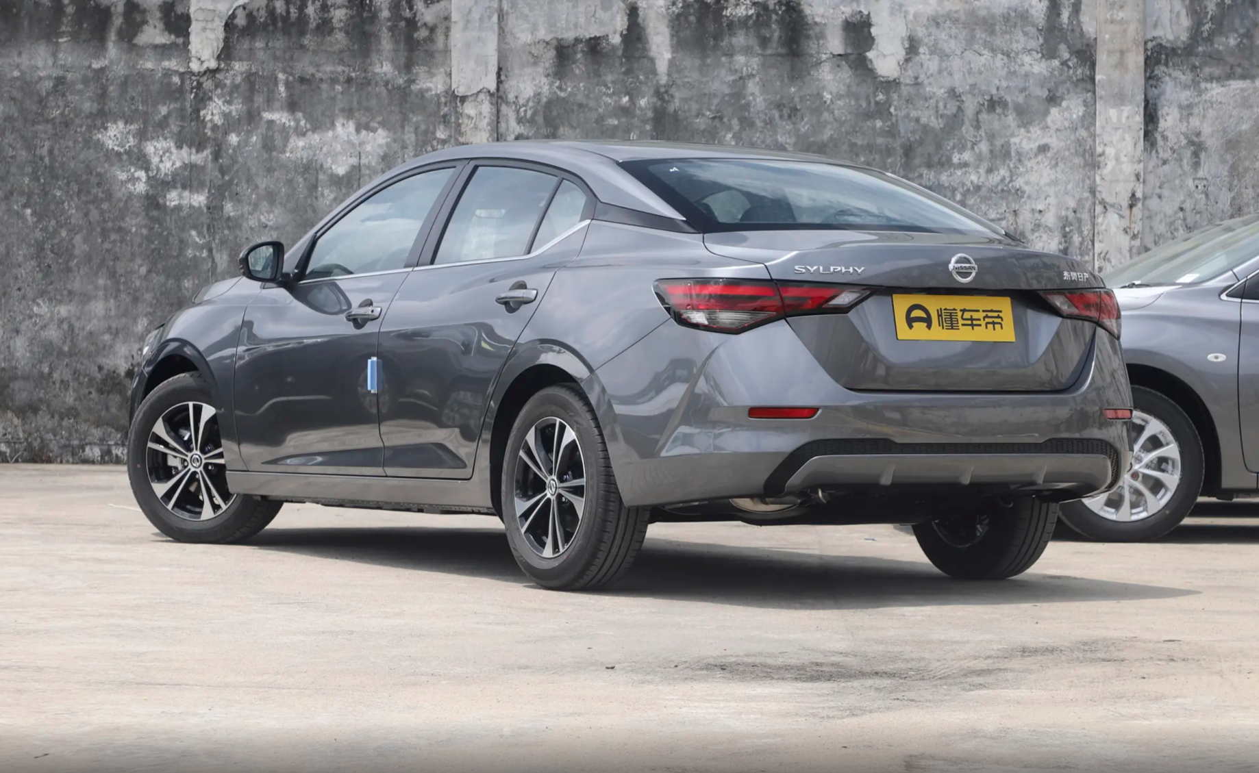 十多万家用车推荐，日产轩逸1.6L+CVT，油耗4.9L，哪款更实惠？