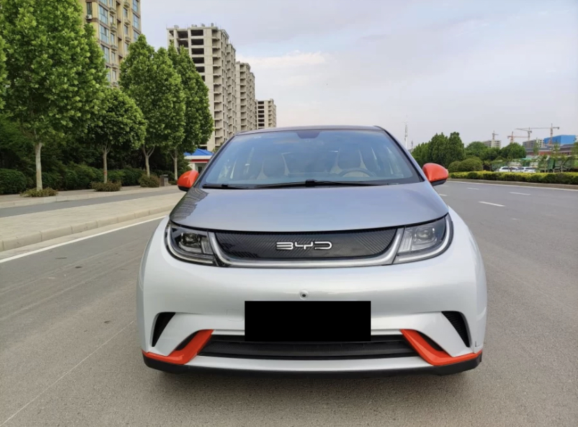 后来渐渐迷上了新能源汽车,再买车仅仅用于城区代步,上下班开也没有