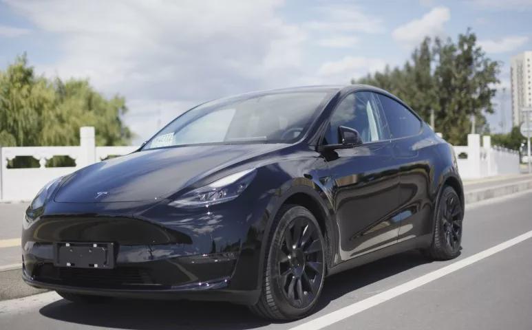 特斯拉Model Y后驱版上市，售价27.6万元，是否值得买？