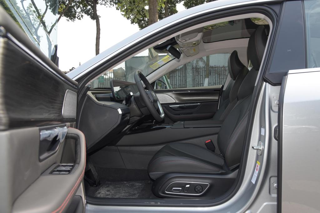 小鹏P7是一款为年轻新贵打造的超长续航智能轿跑