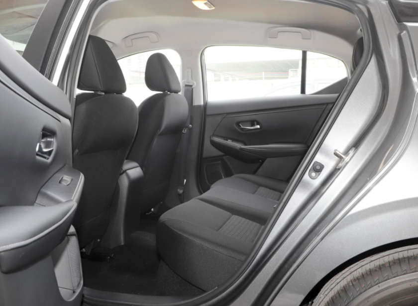 十多万家用车推荐，日产轩逸1.6L+CVT，油耗4.9L，哪款更实惠？