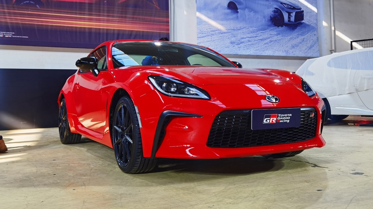 日系平民小众跑车,换2.4l的全新丰田gr 86香吗?