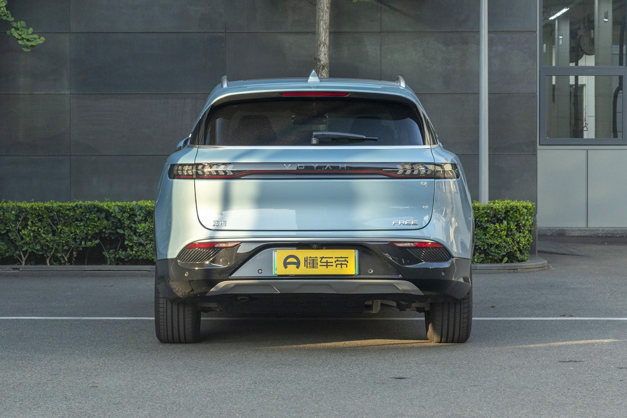 岚图FREE售31.36万起，颜值高设计好，配1.5T涡轮引擎，操控不错