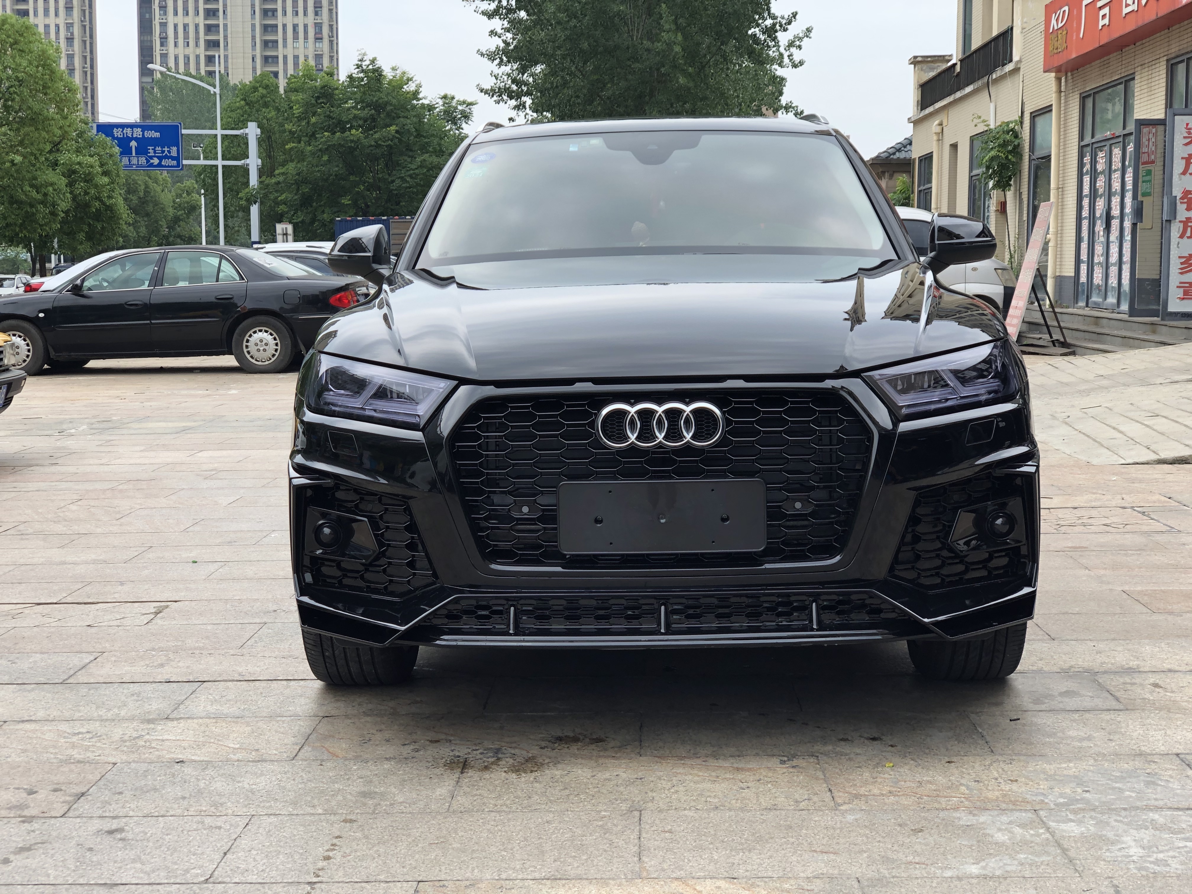 奥迪Q5L升级MTM星耀前后运动包围 大口径尾喉排气 运动小尾翼