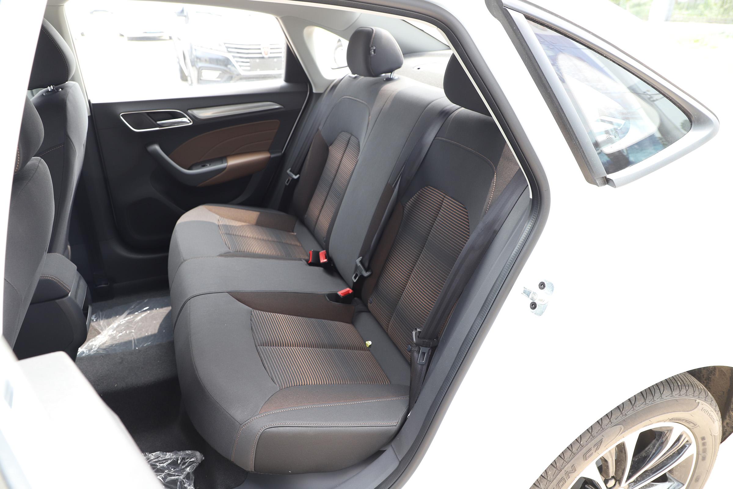 搭载1.6l发动机,起售价8.98万元,静态体验荣威i6