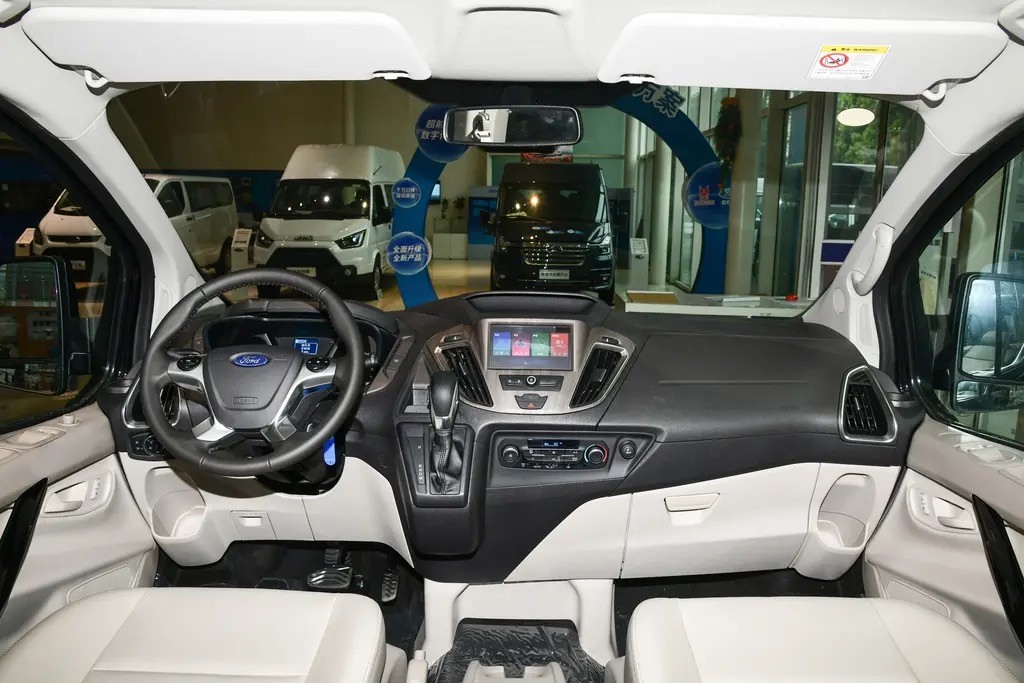 实用的中型MPV，配203马力+大7座，轴距2933mm，详解福特途睿欧