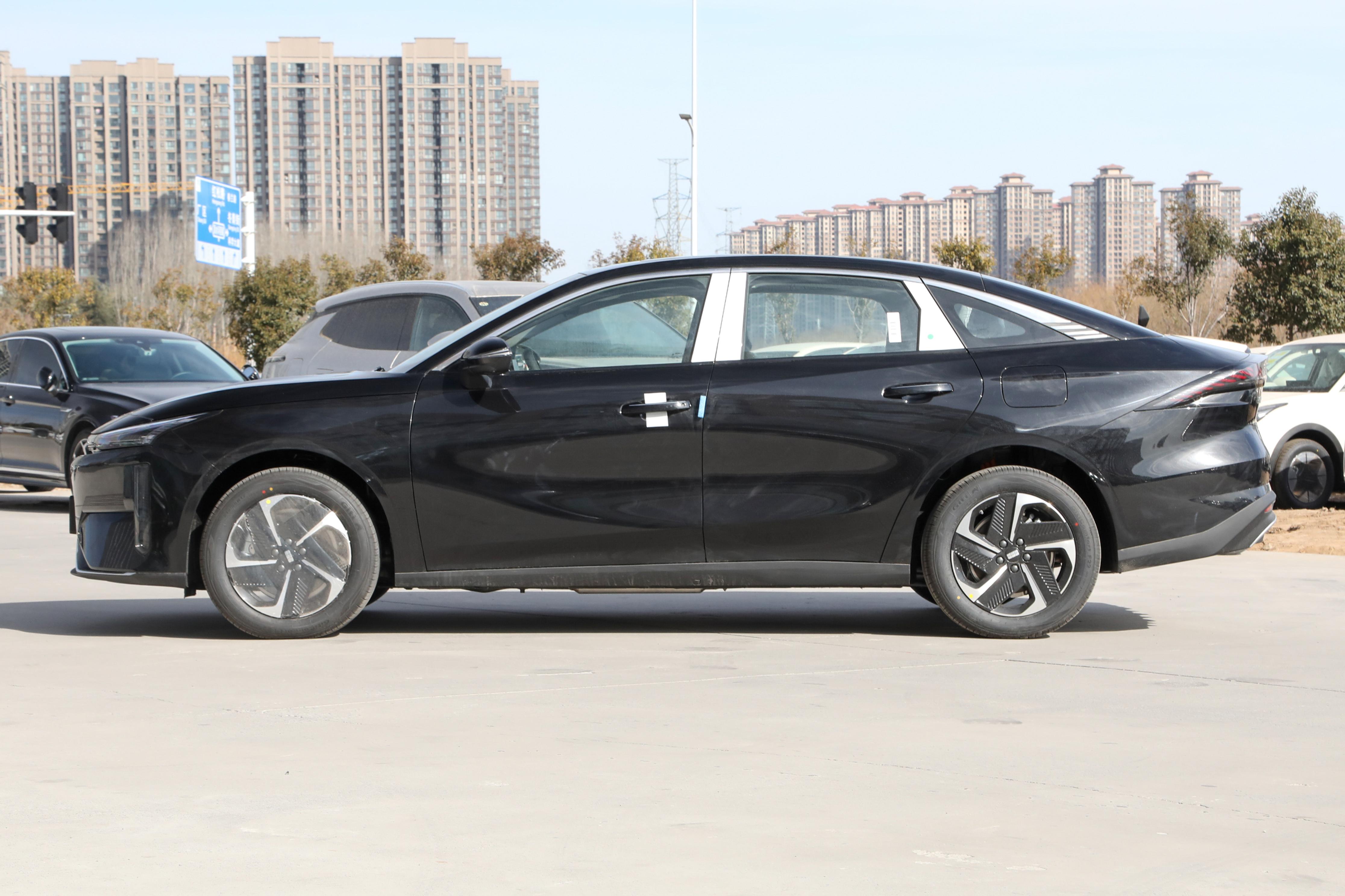 吉利银河 L6 2025 款：1.5L 自吸+1.5T插混，综合续航超2000km