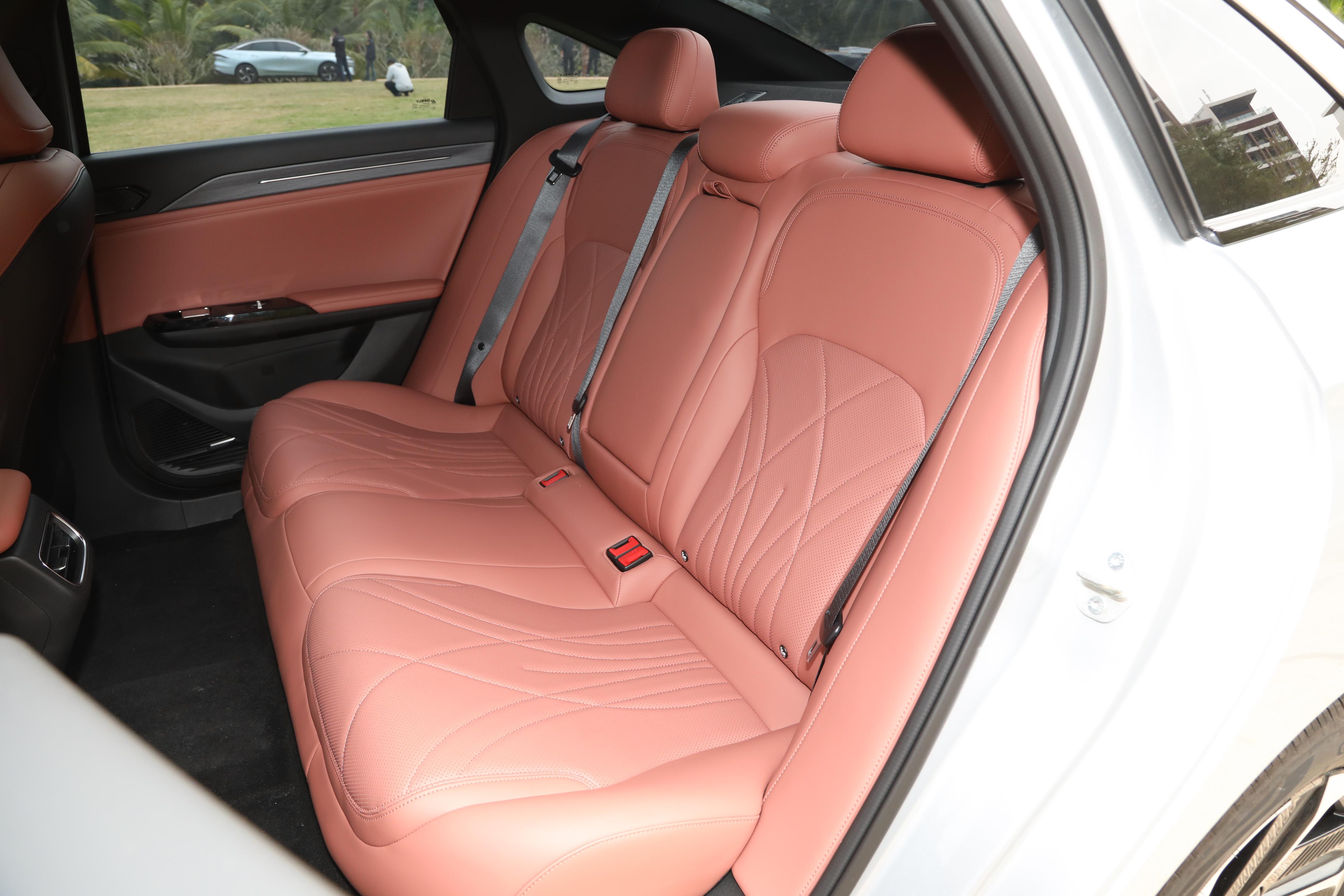 吉利银河 L6 2025 款：1.5L 自吸+1.5T插混，综合续航超2000km