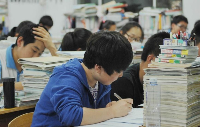 新高考“受欢迎”选科组合，容易拿高分和优势，但中等生不适合