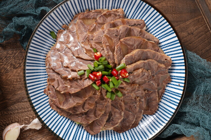 做卤牛肉，牢记“1腌2泡”的窍门，牛肉软烂入味，没腥味还不散