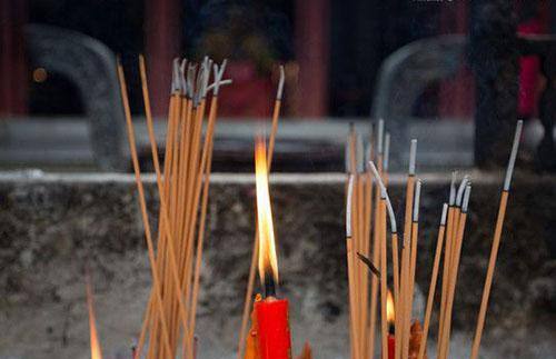 有种倒流香，为何会出现香烟倒流的现象，专家说：谜底不复杂