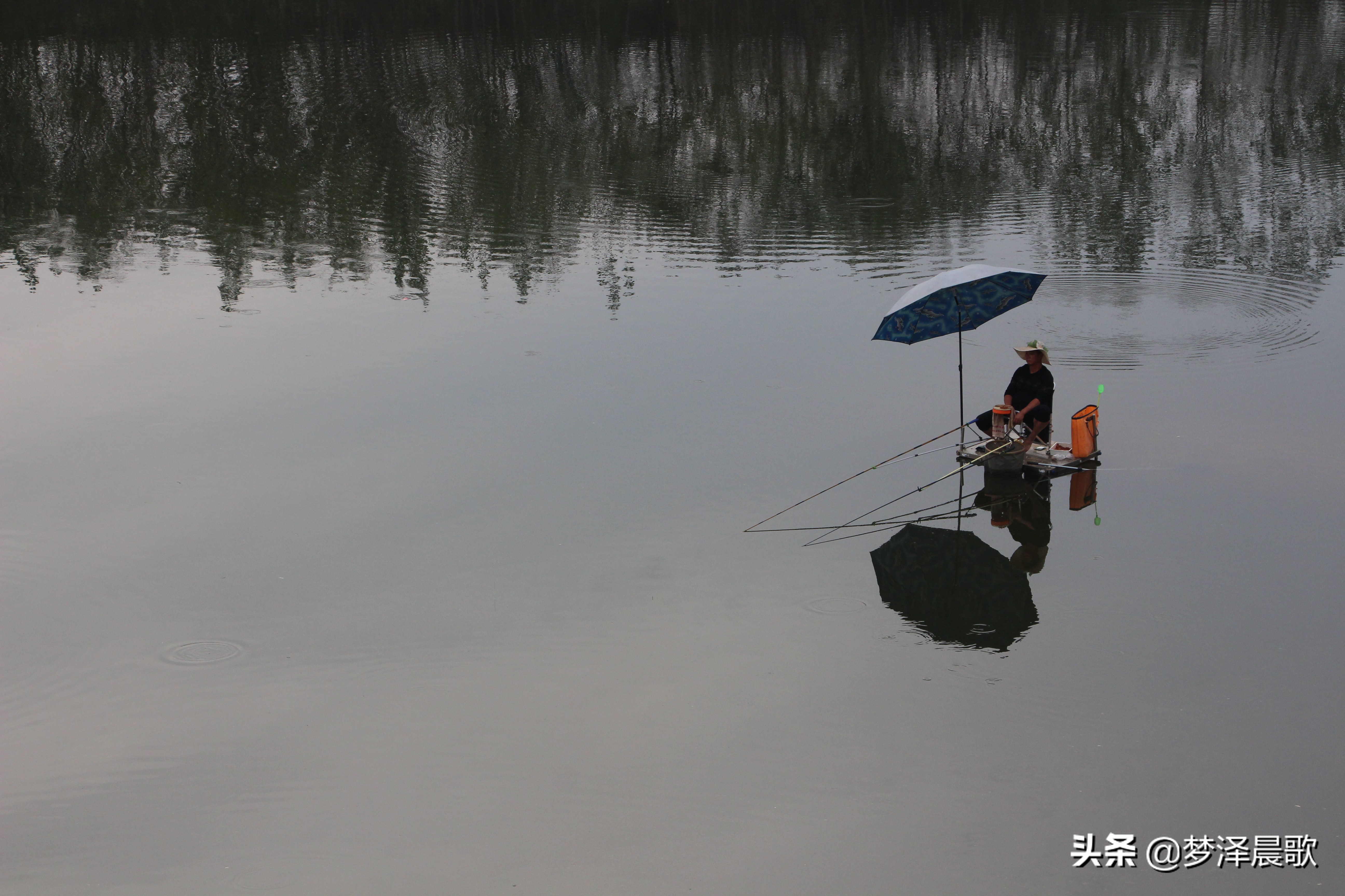 河中独钓乐悠悠，不负秋日好时光