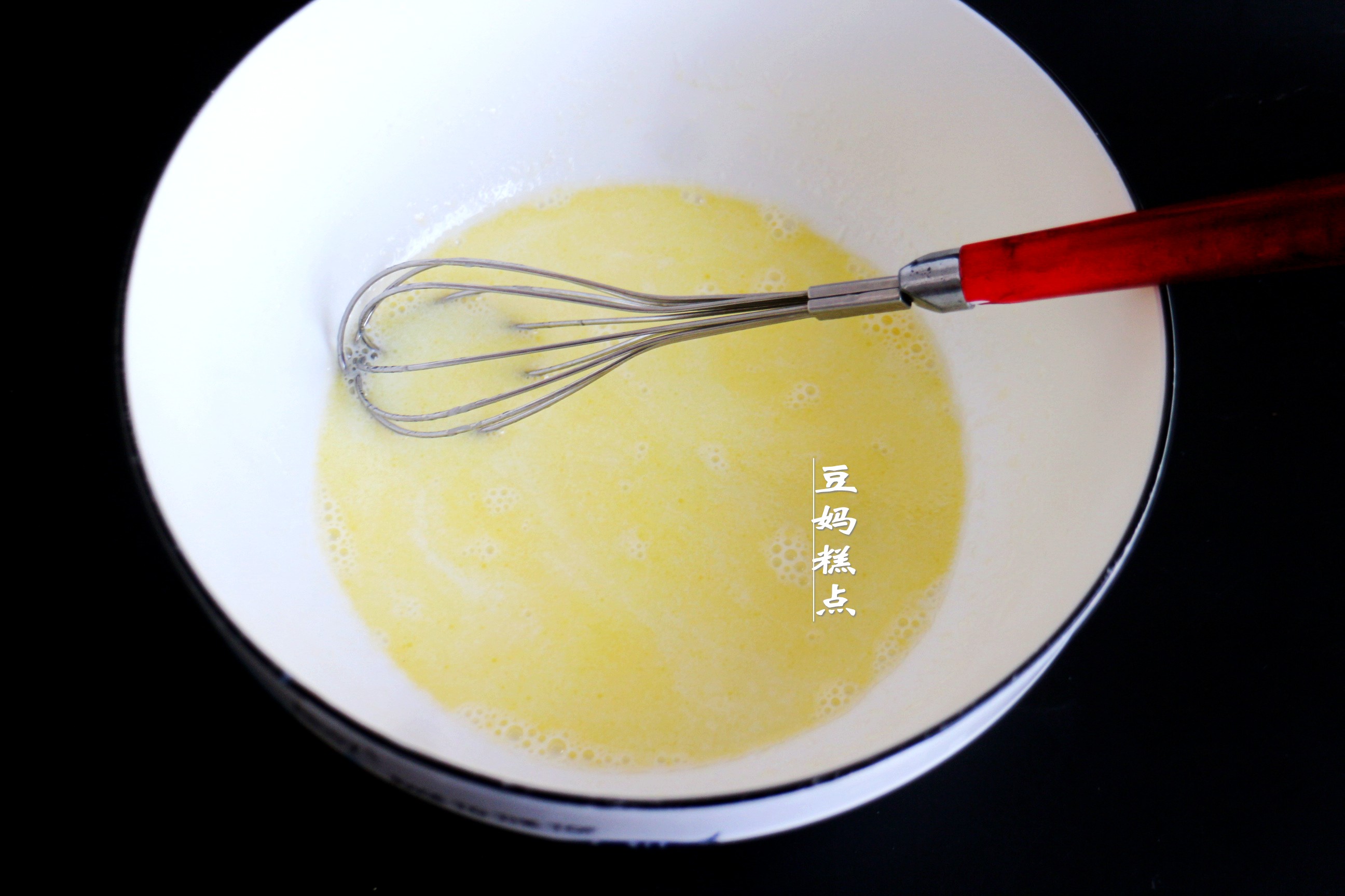 2款零难度的蛋挞液做法，几分钟做12个，又滑又嫩，完胜肯德基