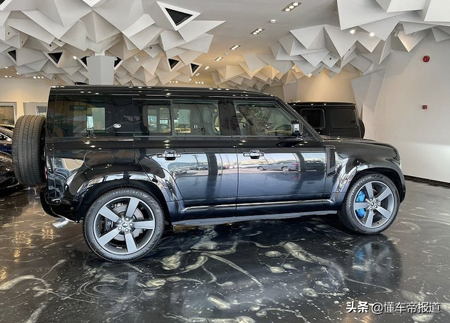 新车 </p><p>　　 约人民币86万起，路虎卫士V8实车曝光，竞争雷克萨斯LX600？
