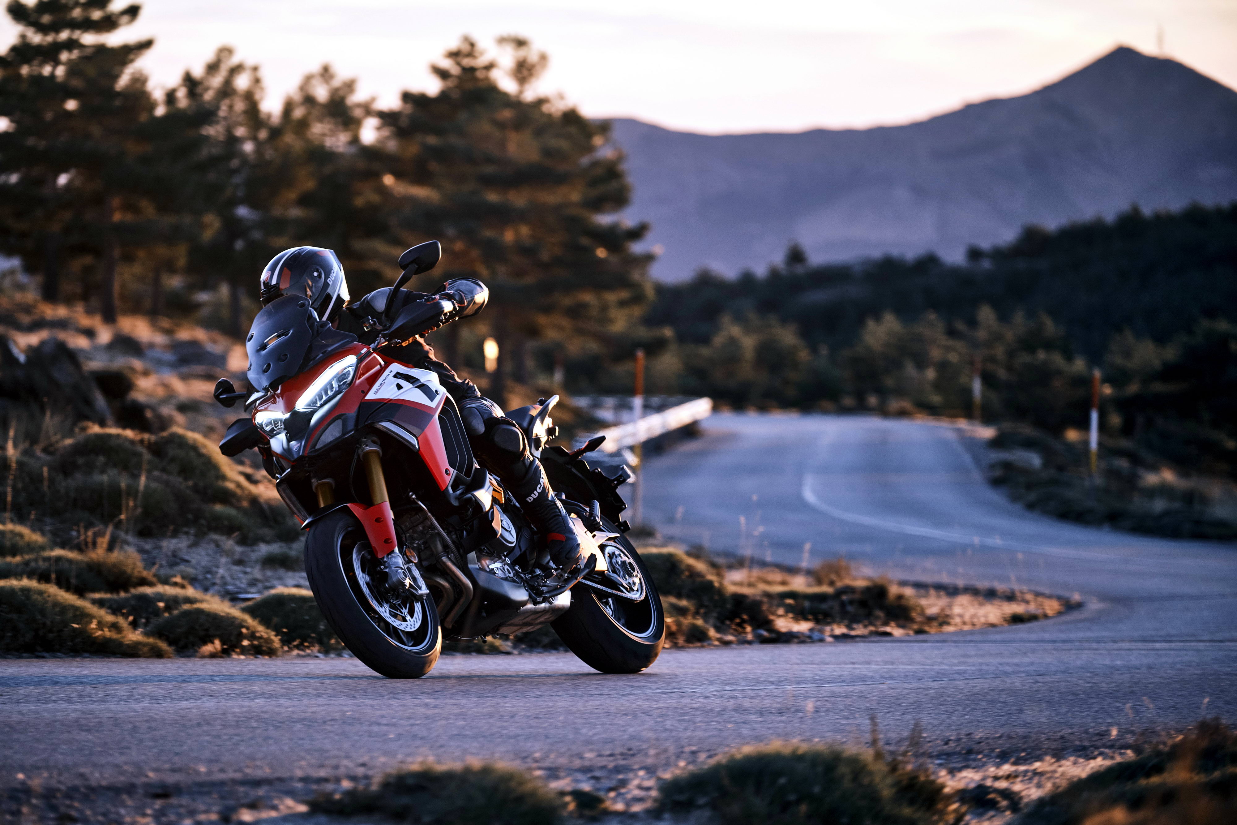 杜卡迪 2022 Multistrada V4 派克峰版 户外特写