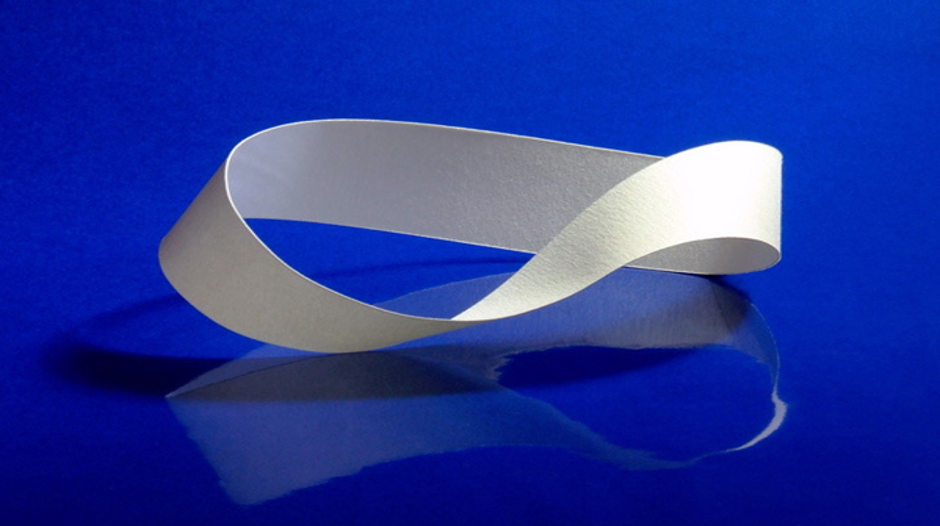 莫比乌斯戒指是什么材质(莫比乌斯环剪出爱心) 第1张