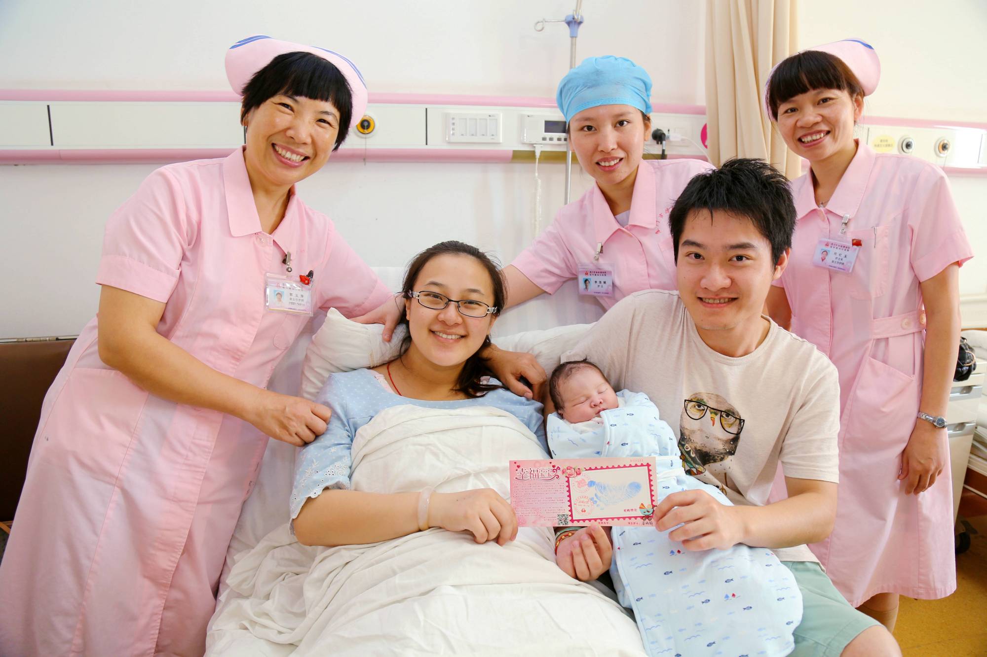 爸爸姓左，妈妈姓右，娃出生后婆婆给娃起的名字，令全家人称赞